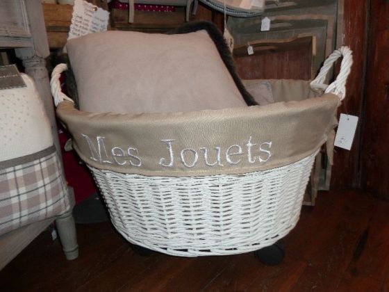 Coffre à jouet à roulettes
