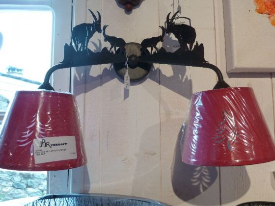 Applique Bouquetins Double Abats Jours Rouges